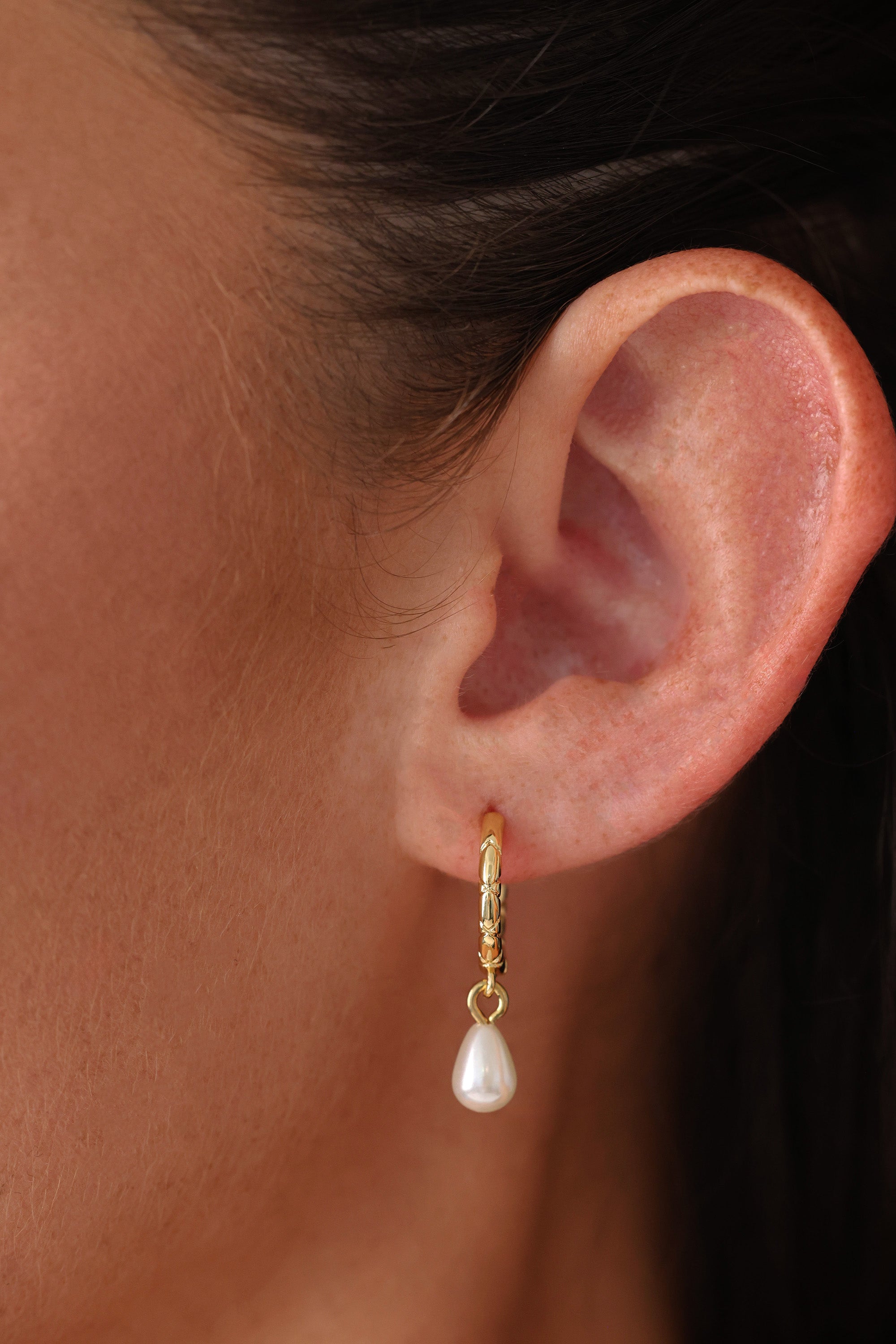 Elegant baroque pearl drop earrings with snakeskin-textured 18K gold-plated hoops—lightweight, hypoallergenic, and perfect for bridal looks, gifting, or statement styling