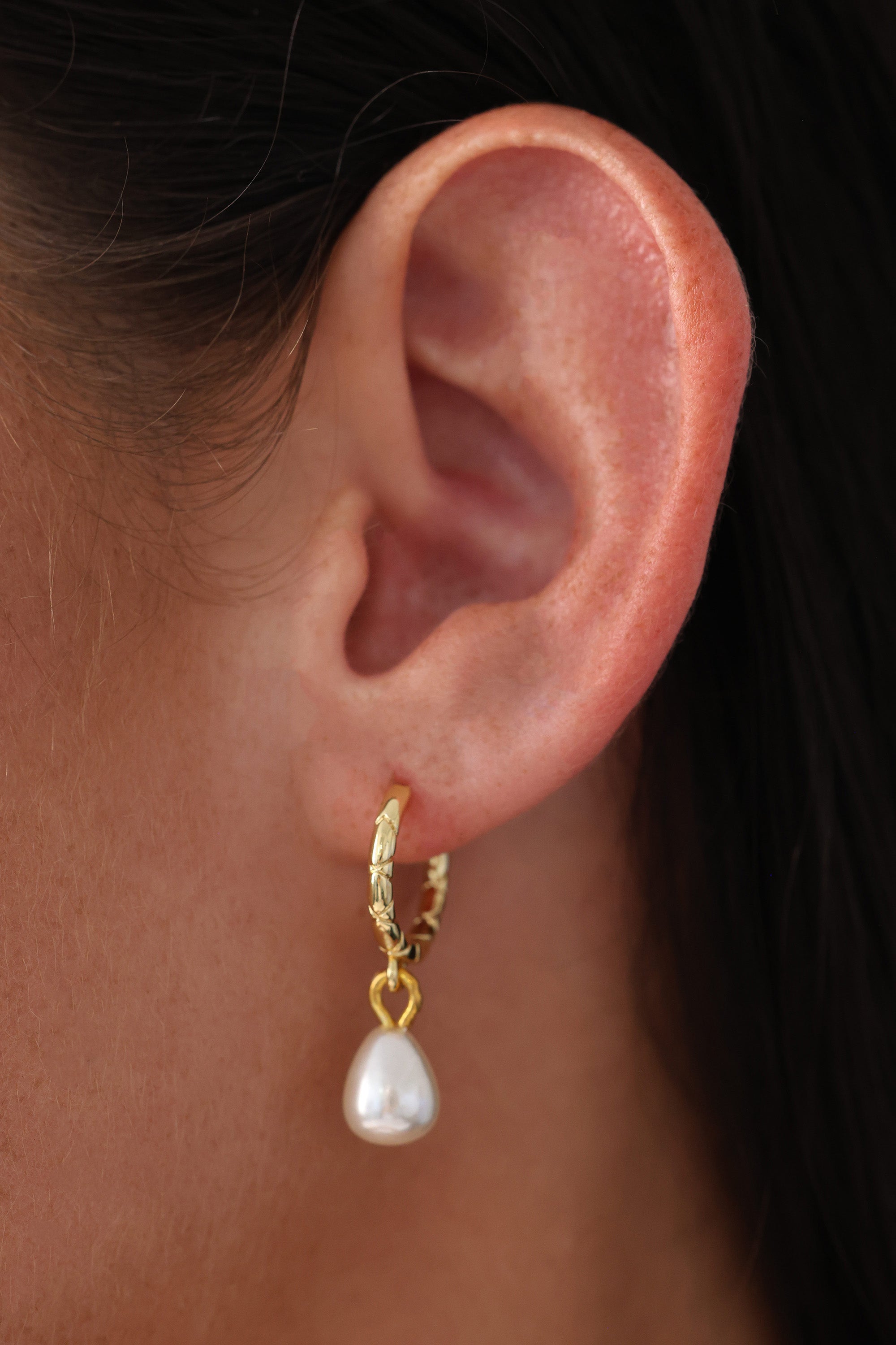 Elegant baroque pearl drop earrings with snakeskin-textured 18K gold-plated hoops—lightweight, hypoallergenic, and perfect for bridal looks, gifting, or statement styling