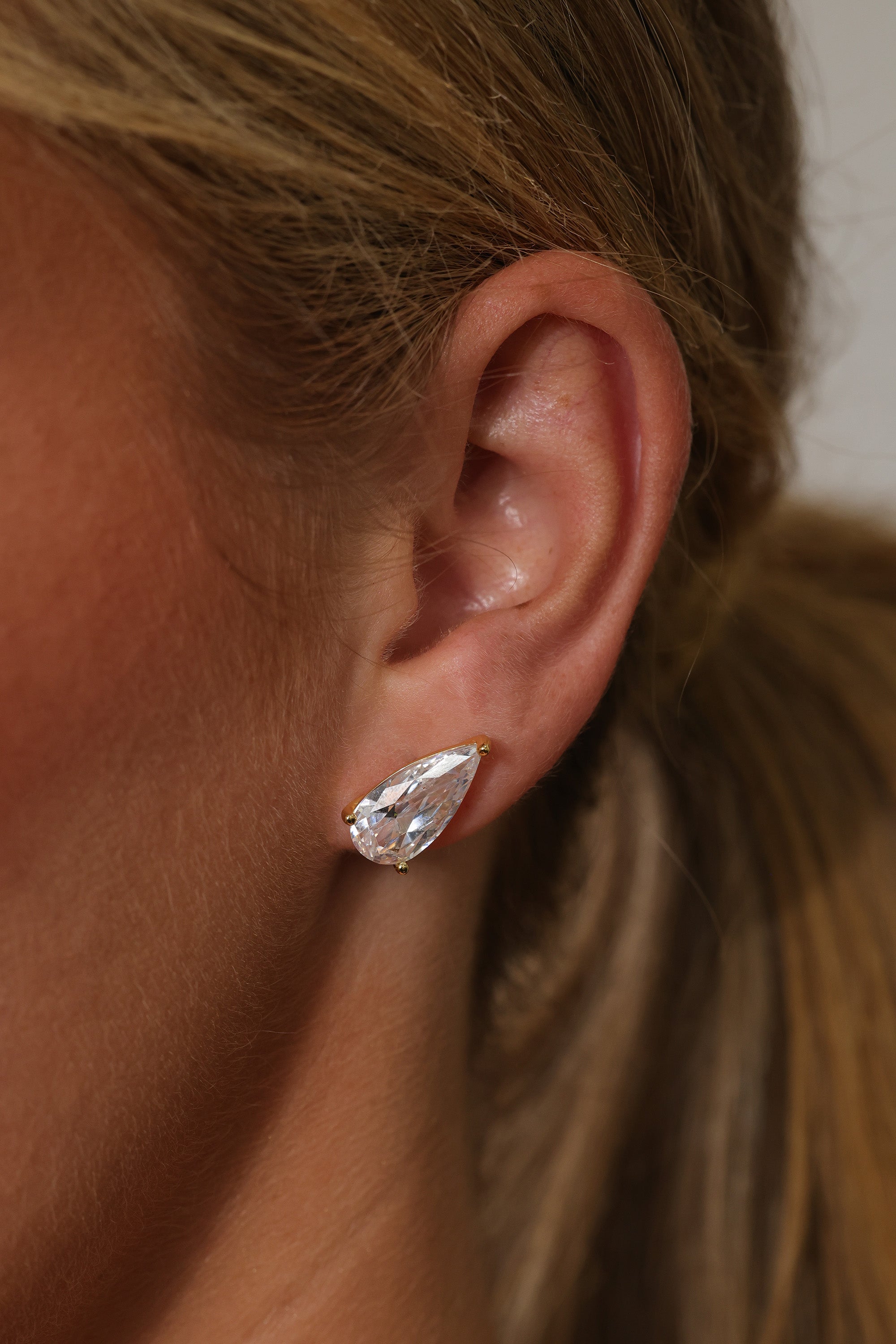 Adamas Pear 4 Carat Stud Gold Earrings – Sterling Silver