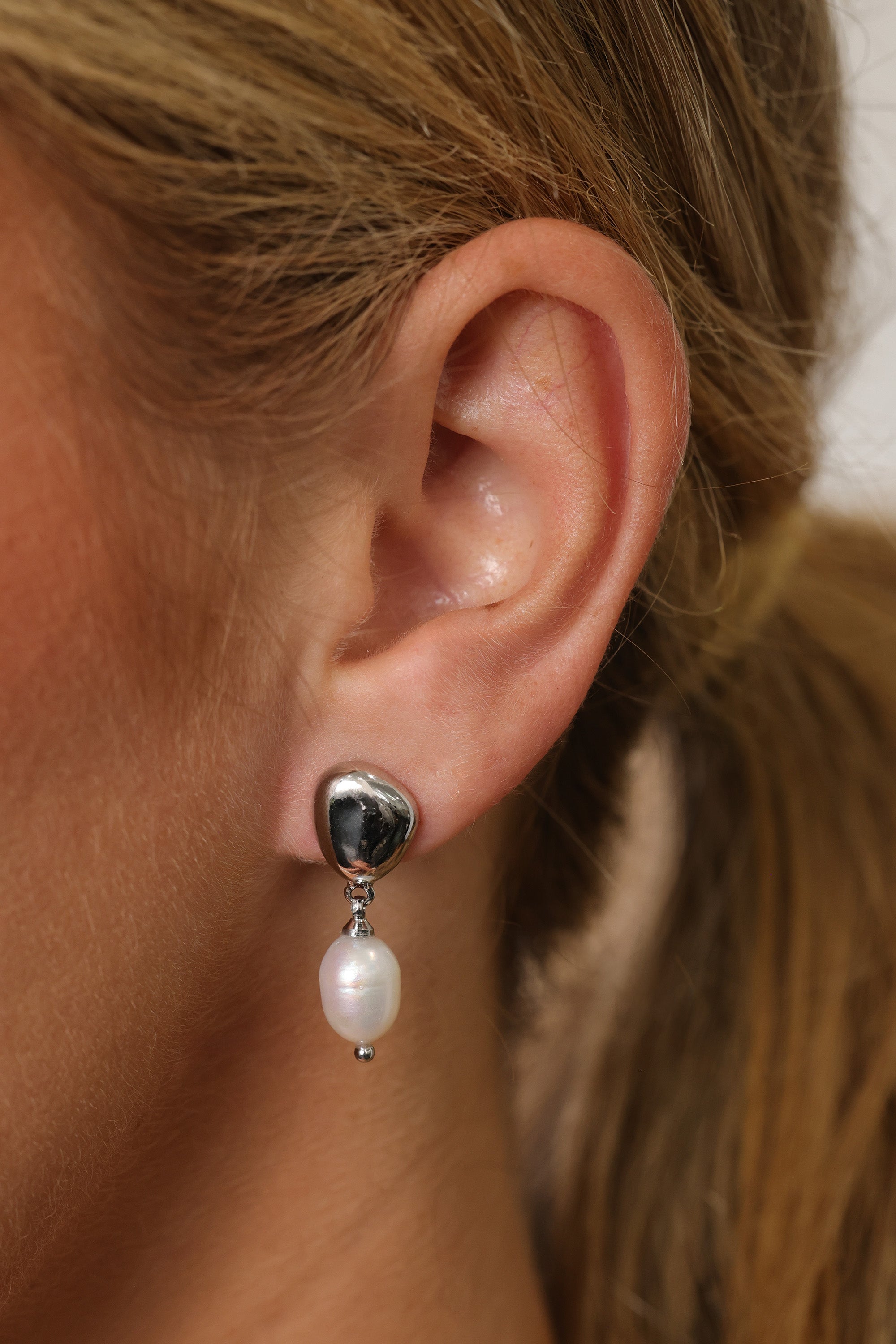 Vivienne pearl drop stud earrings in white gold plate with an 8-9mm freshwater pearl