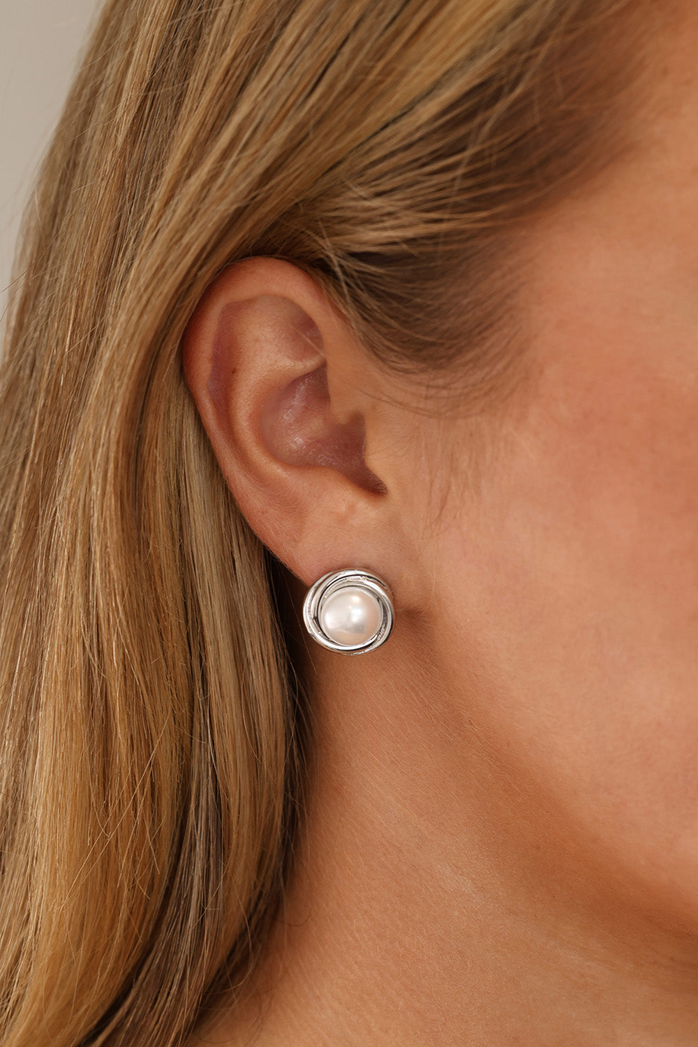 Gold and silver stainless steel pearl stud earrings 