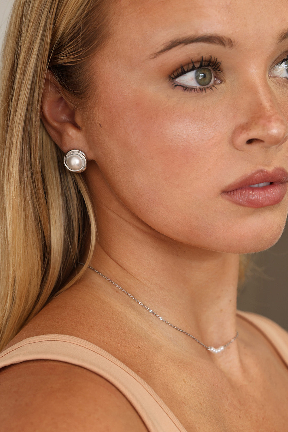 Gold and silver stainless steel pearl stud earrings 